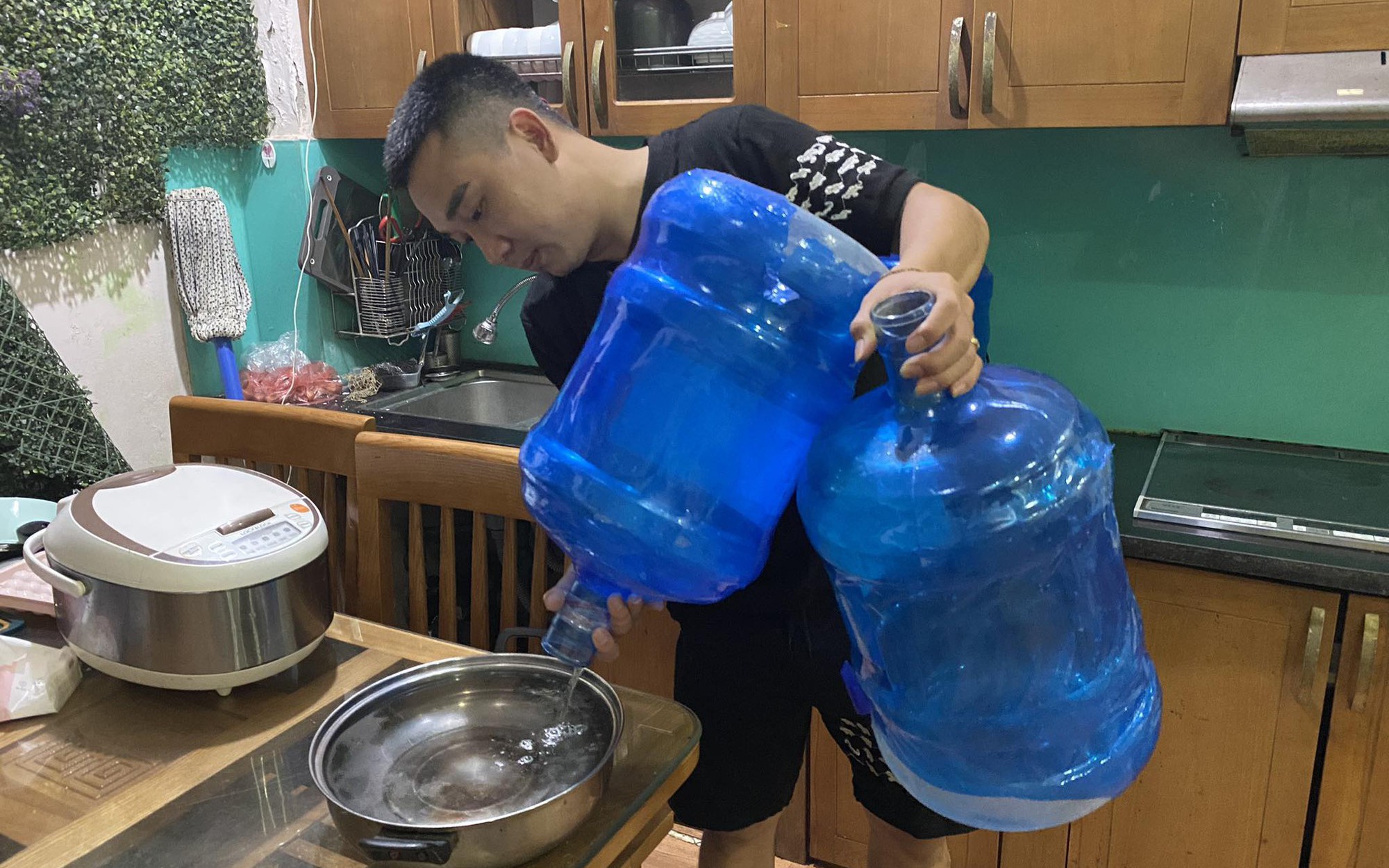 Mất nước sạch kéo dài, hàng chục hộ dân ở Triều Khúc "cháy ví" vì mua nước đóng bình để sinh hoạt