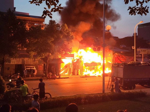 Tiềm ẩn cháy nổ từ các cơ sở kinh doanh sơ sài ở Hà Nội - Ảnh 3.