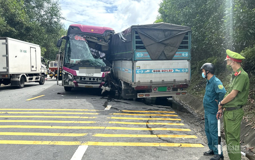 Ô tô khách lao vào xe tải sau tai nạn liên hoàn ở Đà Nẵng - Ảnh 1.