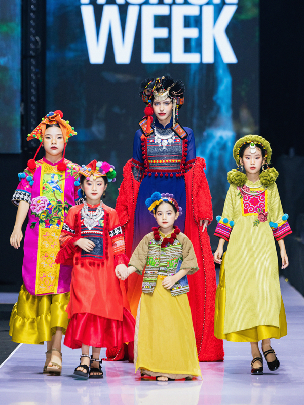 Không nhận ra diva Thanh Lam trên sàn catwalk 'Vietnam International Fashion Week 2023' - Ảnh 8.