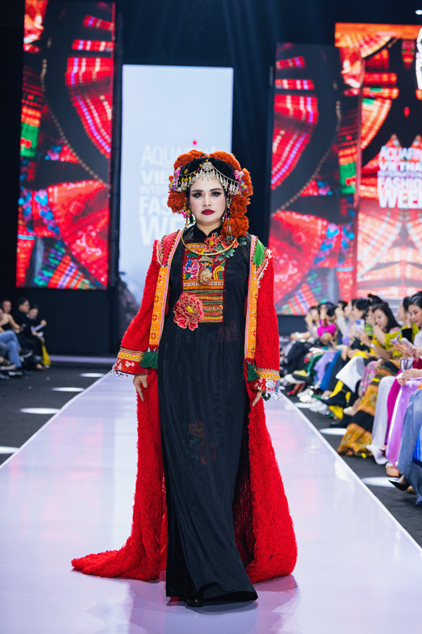 Không nhận ra diva Thanh Lam trên sàn catwalk 'Vietnam International Fashion Week 2023' - Ảnh 1.