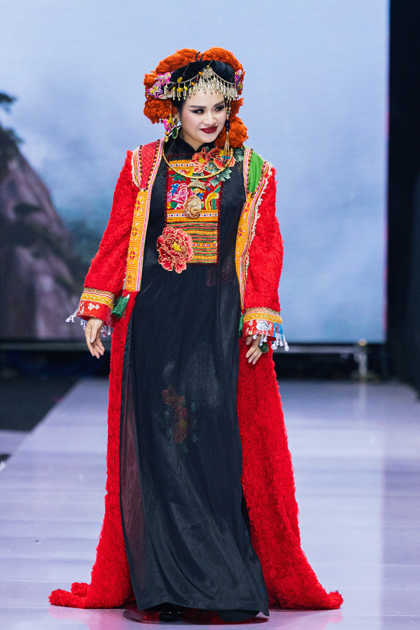 Không nhận ra diva Thanh Lam trên sàn catwalk 'Vietnam International Fashion Week 2023' - Ảnh 4.