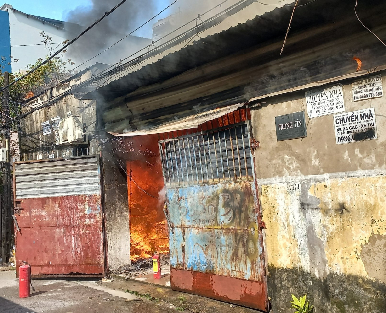 Cháy xưởng giấy giữa khu dân cư ở TP.HCM, nhiều người tháo chạy - Ảnh 1.