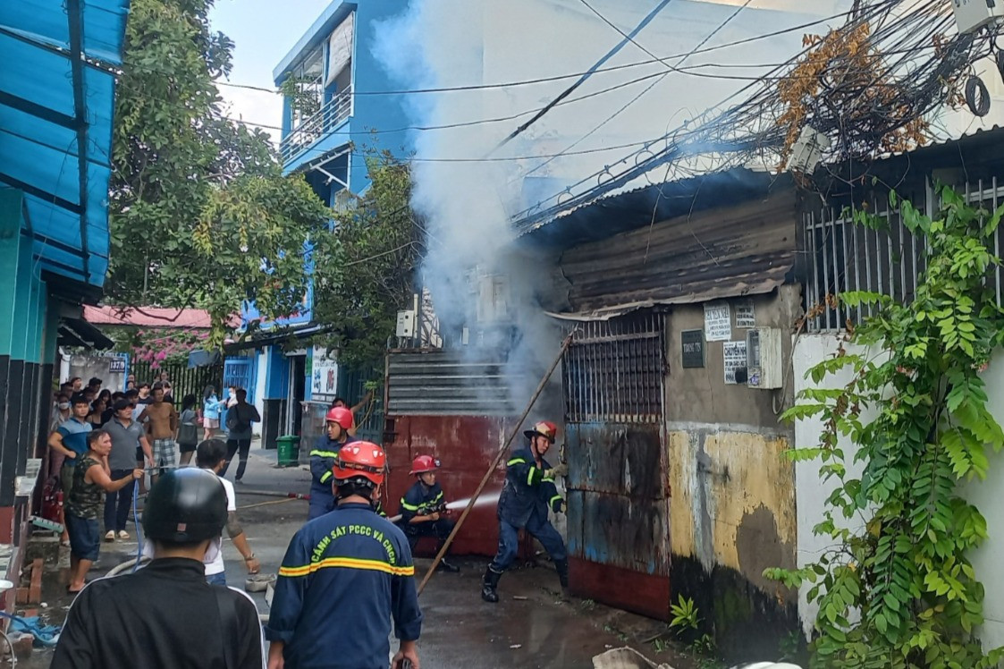 Cháy xưởng giấy giữa khu dân cư ở TP.HCM, nhiều người tháo chạy - Ảnh 3.