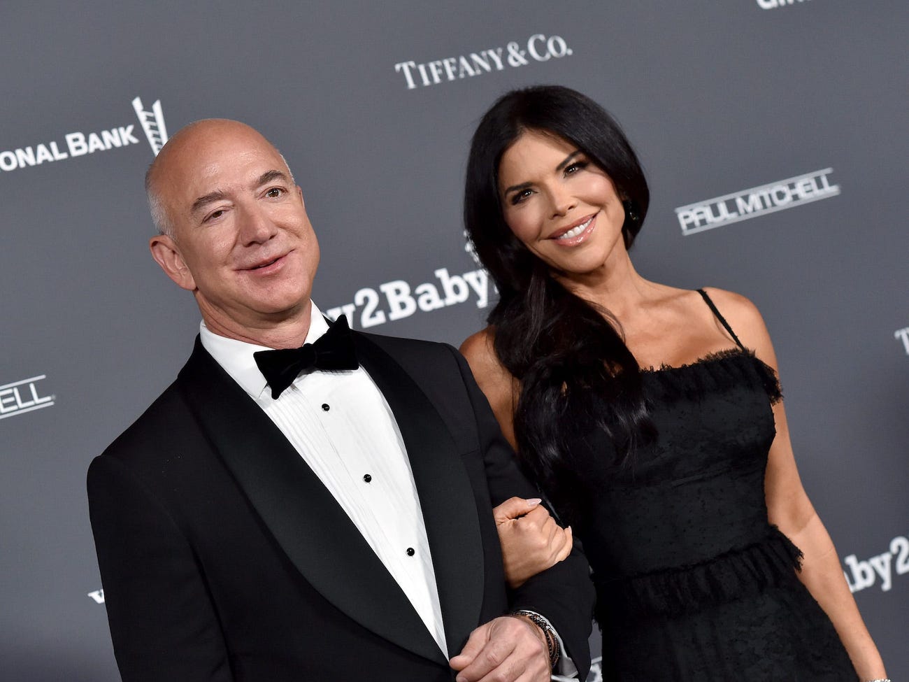 Sau chuyện tình sóng gió, mối quan hệ của tỷ phú Jeff Bezos và vợ sắp cưới U60 có 2 đời chồng và 3 con riêng hiện ra sao? - Ảnh 3.
