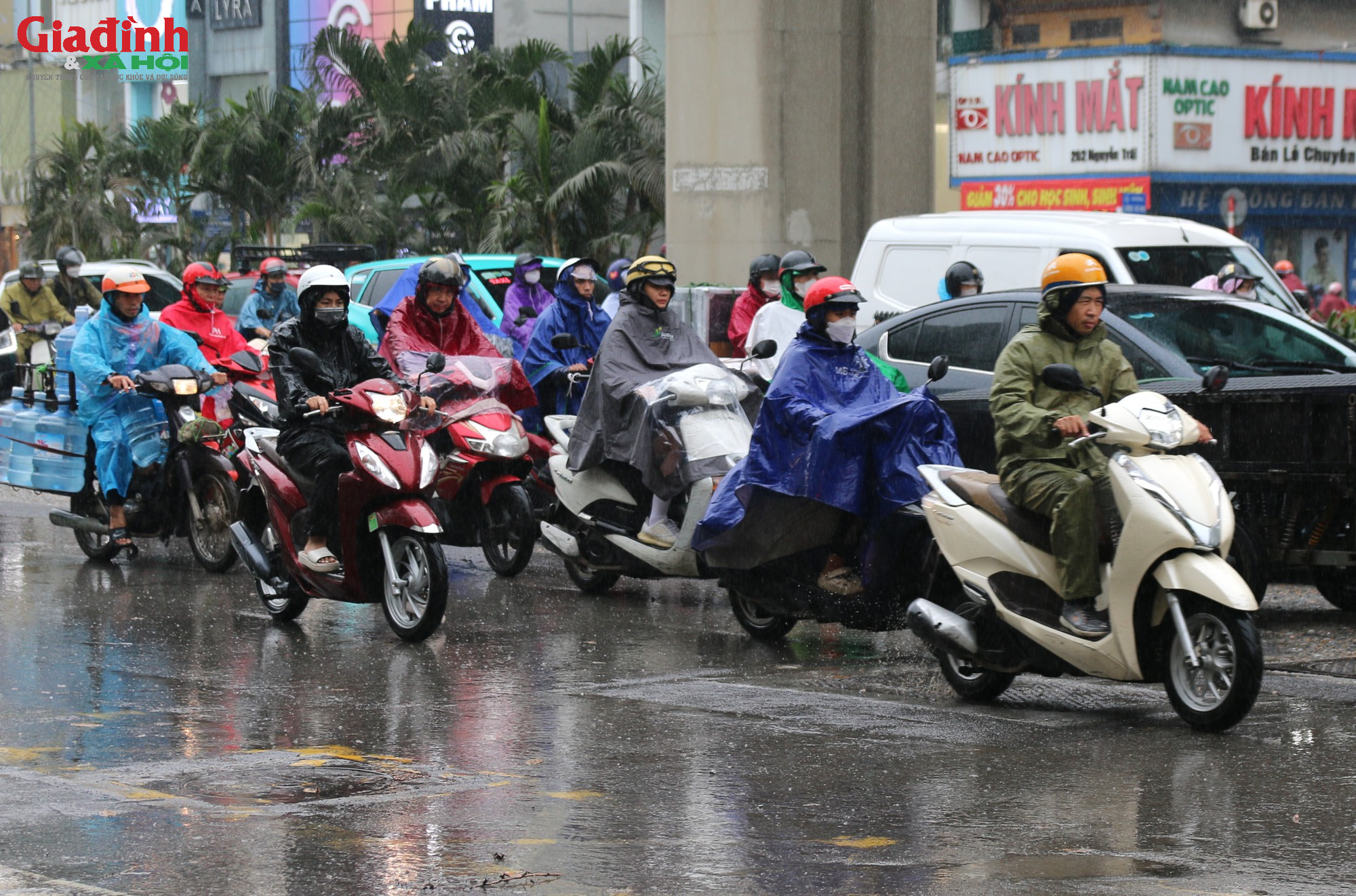 Không khí lạnh tràn về, người Hà Nội chật vật di chuyển trong mưa rét - Ảnh 2.
