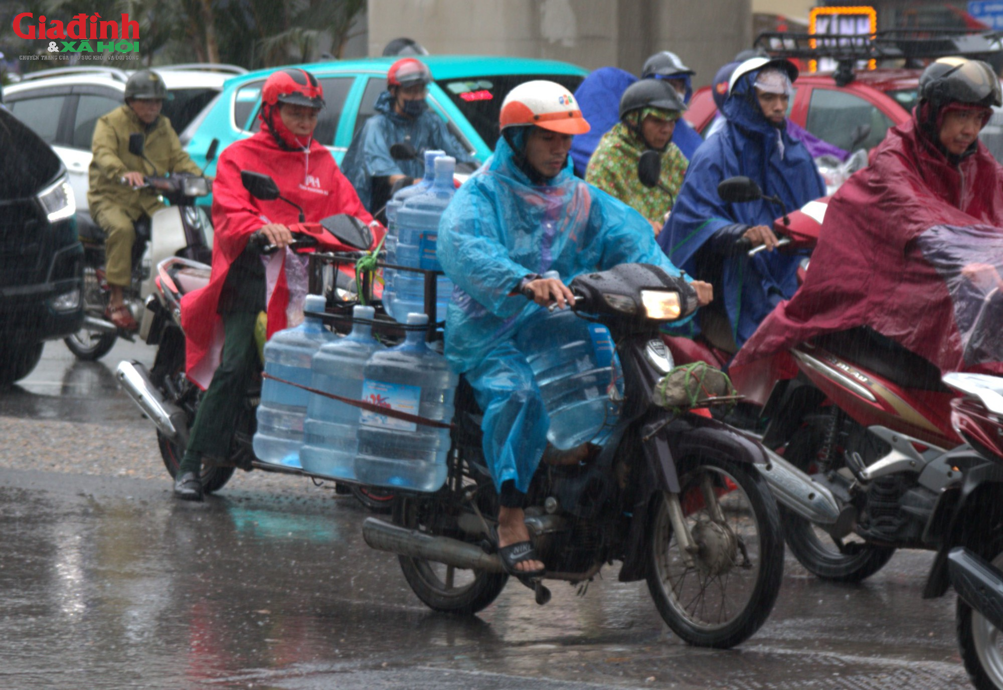Không khí lạnh tràn về, người Hà Nội chật vật di chuyển trong mưa rét - Ảnh 4.