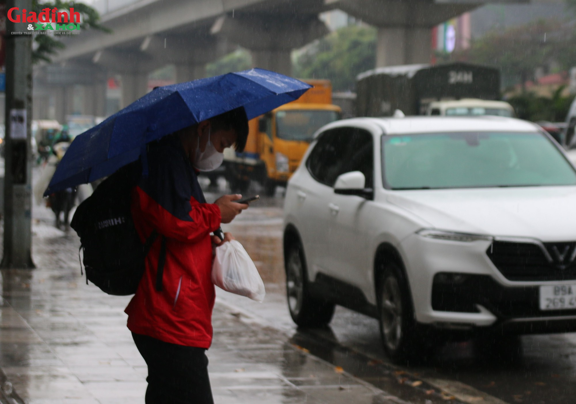 Không khí lạnh tràn về, người Hà Nội chật vật di chuyển trong mưa rét - Ảnh 5.