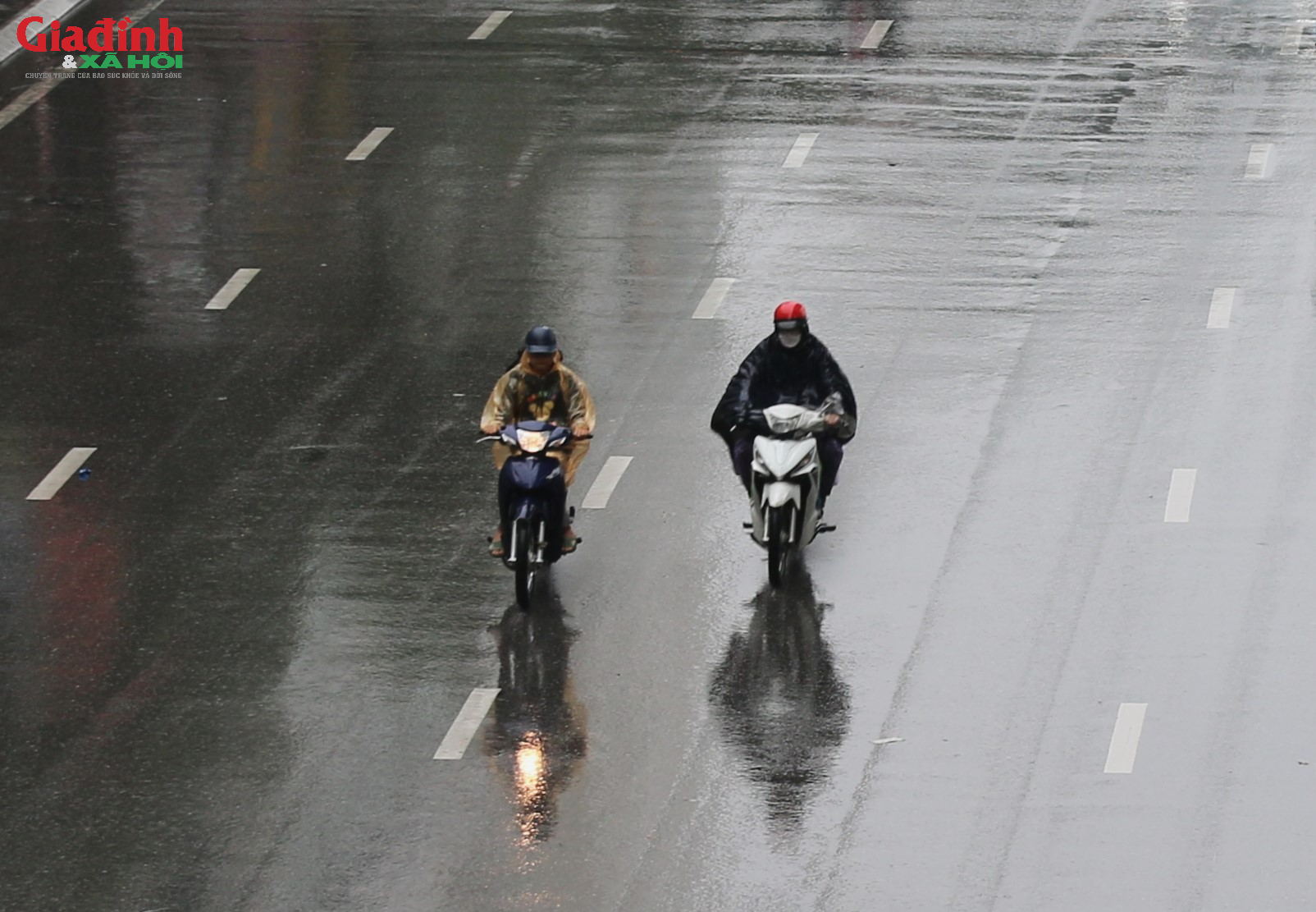 Không khí lạnh tràn về, người Hà Nội chật vật di chuyển trong mưa rét - Ảnh 6.