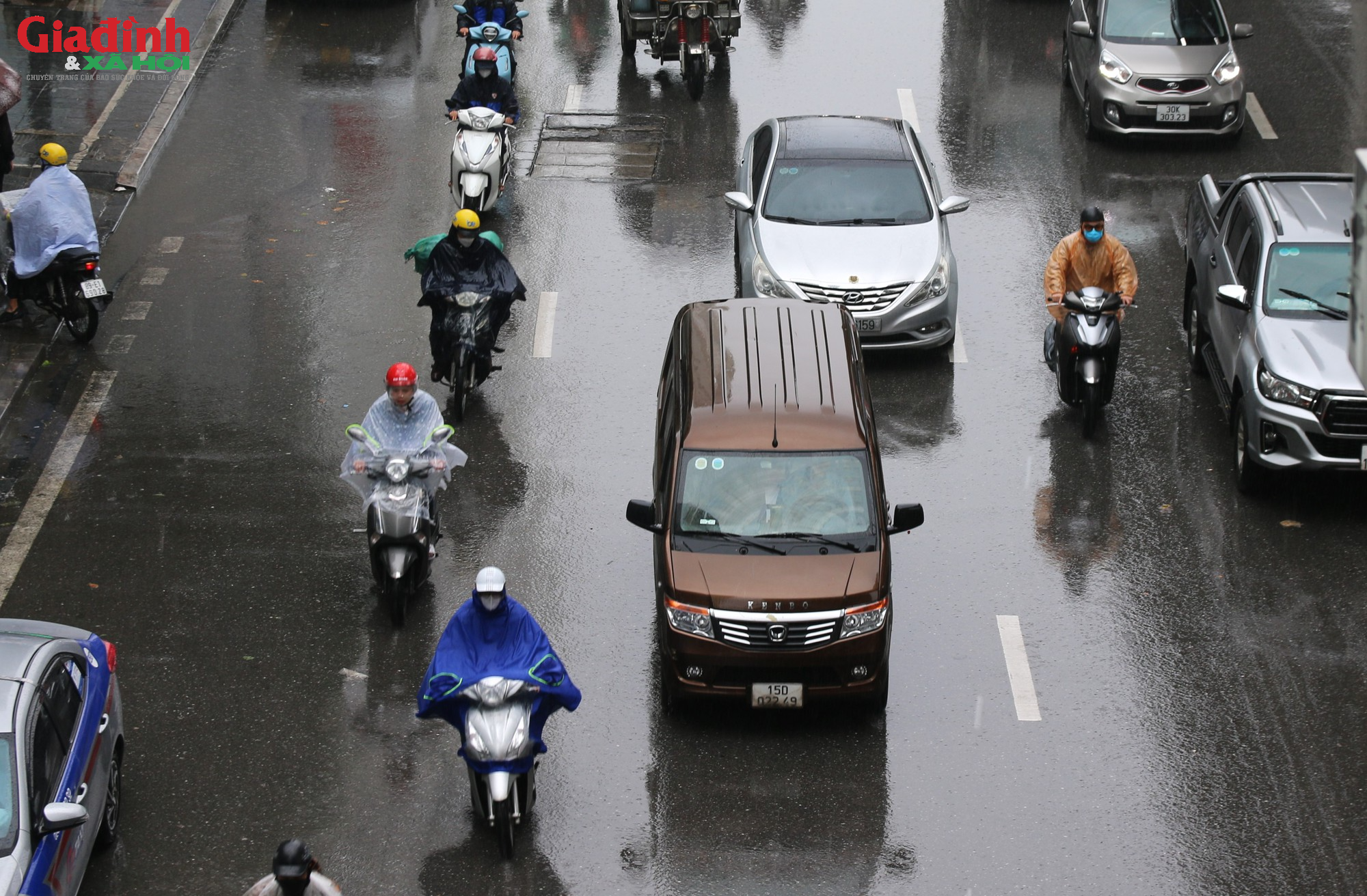 Không khí lạnh tràn về, người Hà Nội chật vật di chuyển trong mưa rét - Ảnh 7.