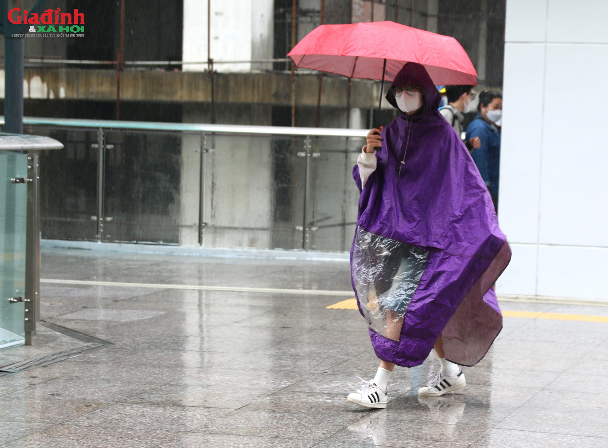 Không khí lạnh tràn về, người Hà Nội chật vật di chuyển trong mưa rét - Ảnh 8.