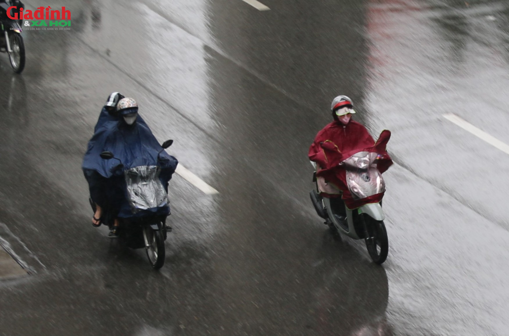 Không khí lạnh tràn về, người Hà Nội chật vật di chuyển trong mưa rét - Ảnh 9.