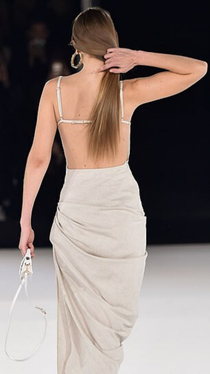 Những mẫu váy hở lưng đẹp kinh điển làm nên định nghĩa “sexy không phô phang”- Ảnh 15.