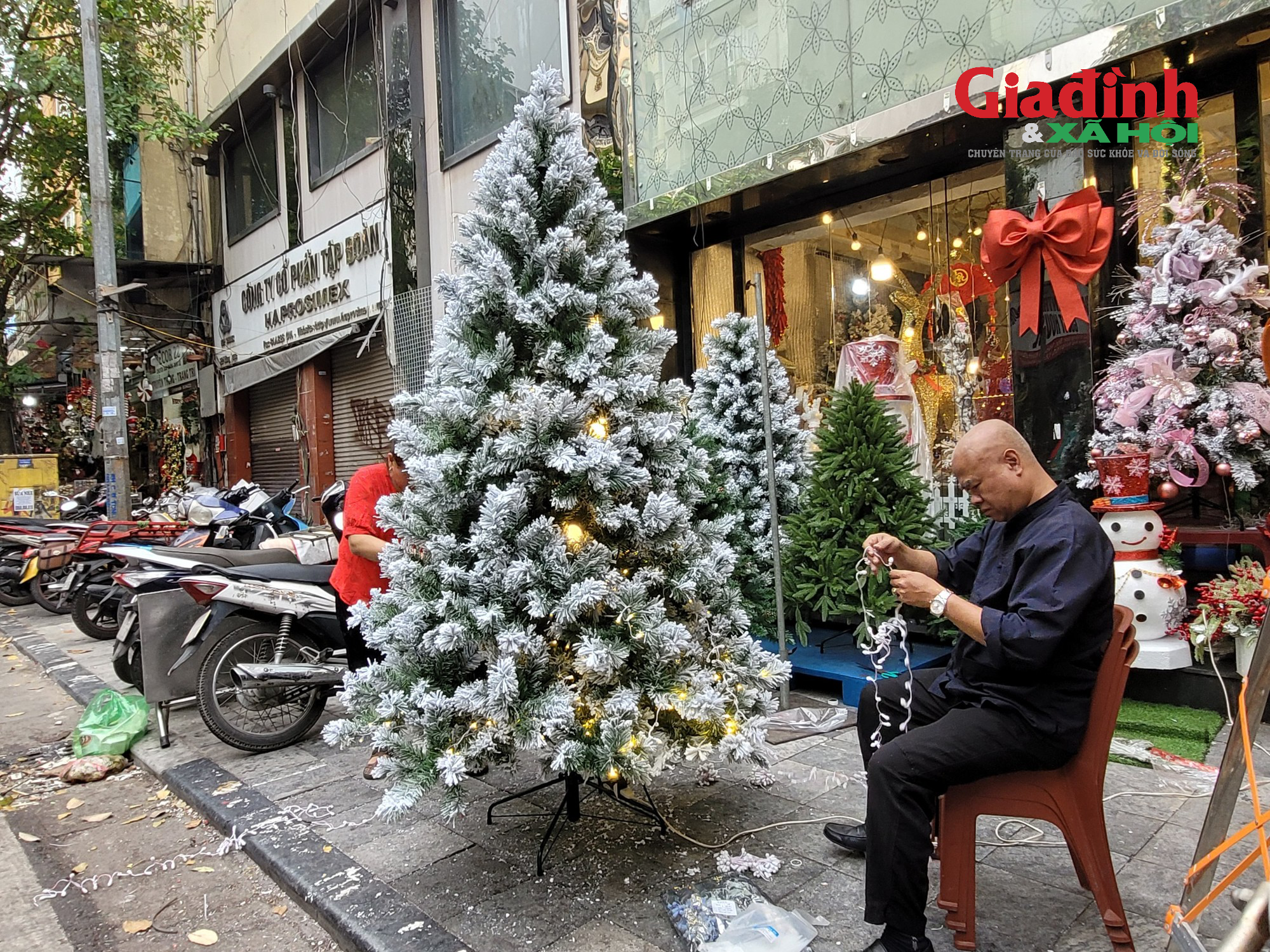 Thị trường Giáng sinh 2023: Nhiều đồ trang trí bắt mắt, cây thông Noel có giá bán gần 3 triệu đồng - Ảnh 16.