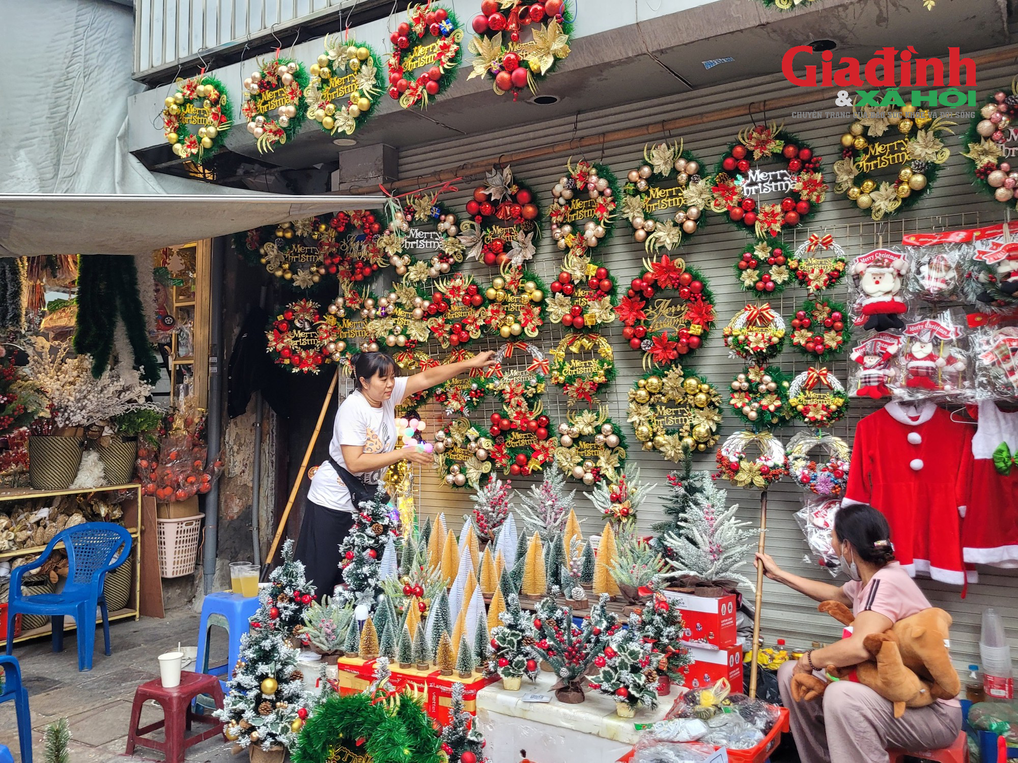 Thị trường Giáng sinh 2023: Nhiều đồ trang trí bắt mắt, cây thông Noel có giá bán gần 3 triệu đồng - Ảnh 14.