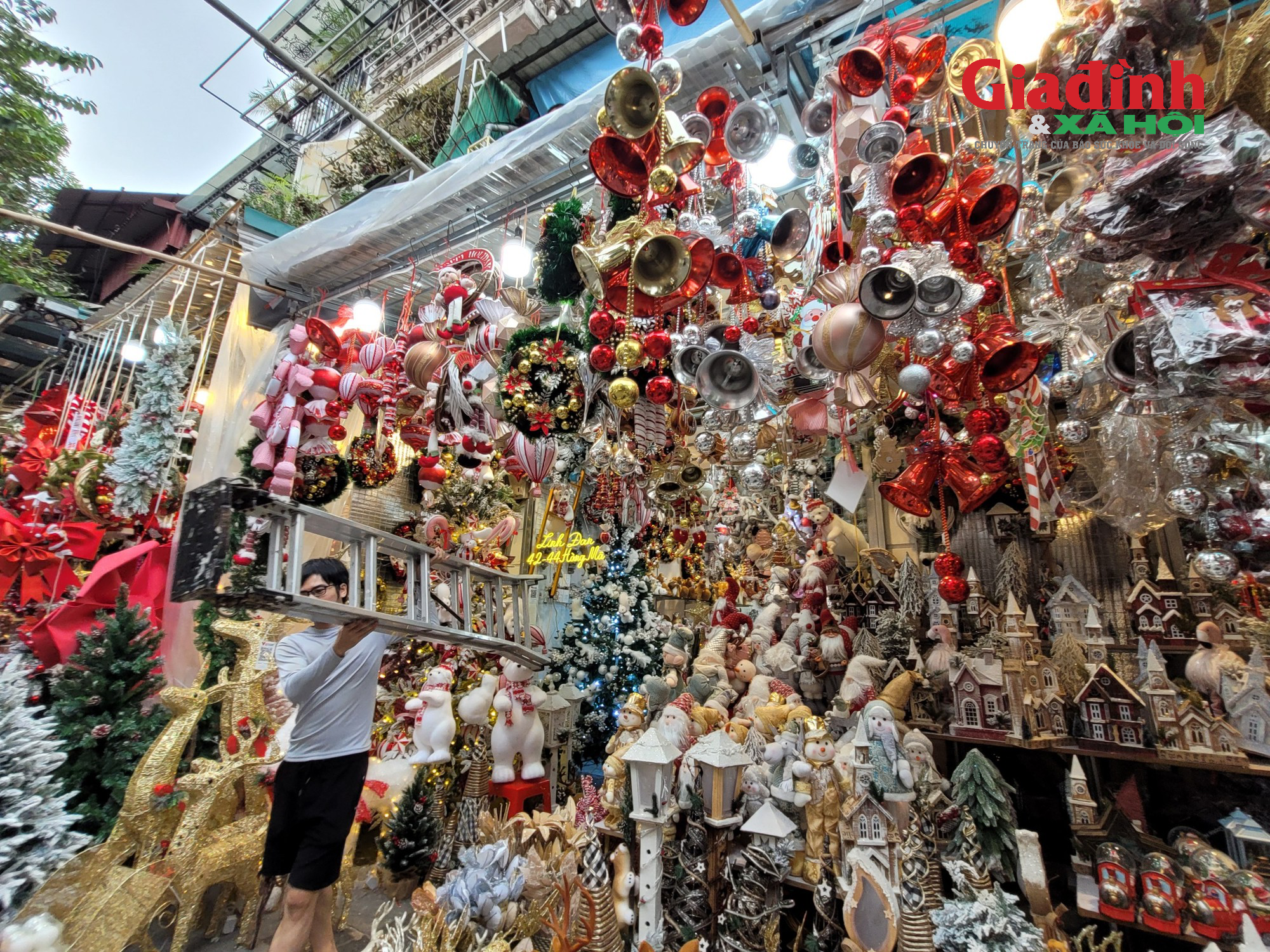 Thị trường Giáng sinh 2023: Nhiều đồ trang trí bắt mắt, cây thông Noel có giá bán gần 3 triệu đồng - Ảnh 13.