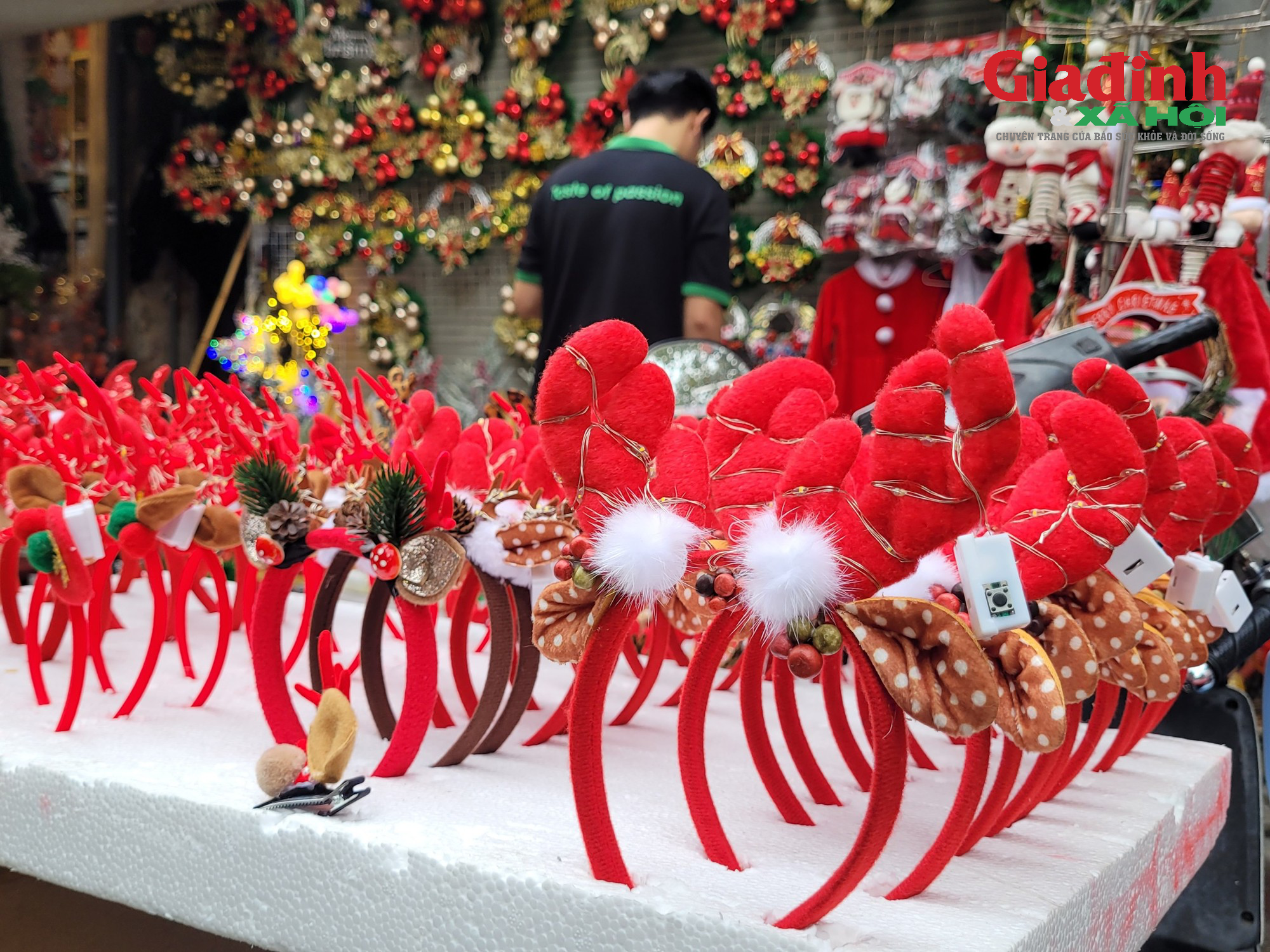 Thị trường Giáng sinh 2023: Nhiều đồ trang trí bắt mắt, cây thông Noel có giá bán gần 3 triệu đồng - Ảnh 12.