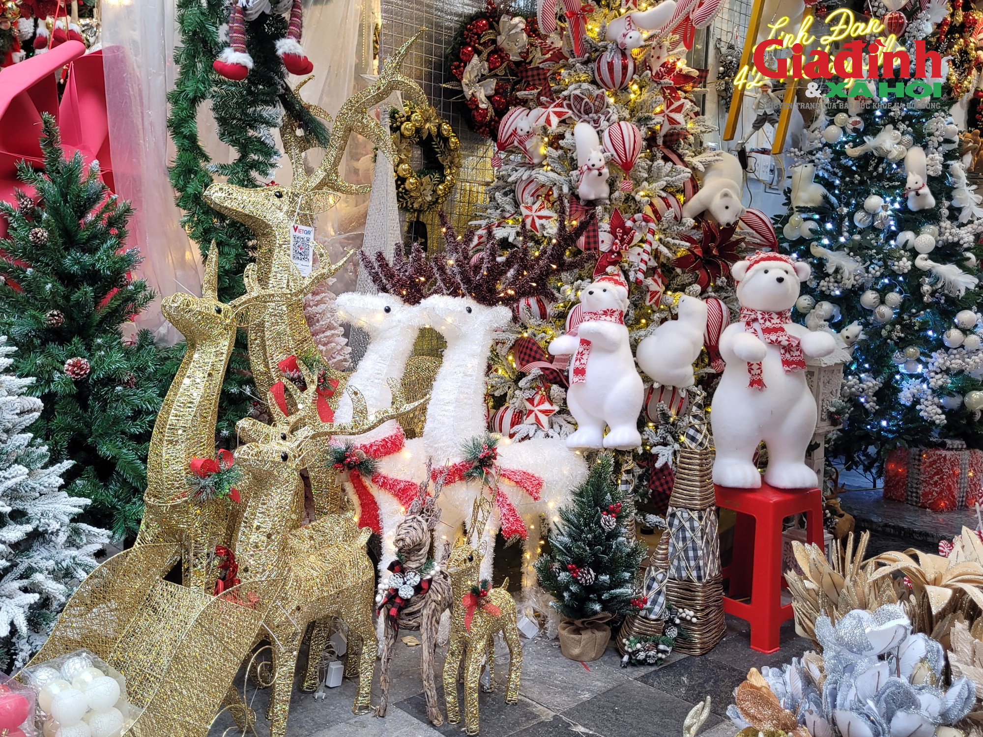Thị trường Giáng sinh 2023: Nhiều đồ trang trí bắt mắt, cây thông Noel có giá bán gần 3 triệu đồng - Ảnh 11.