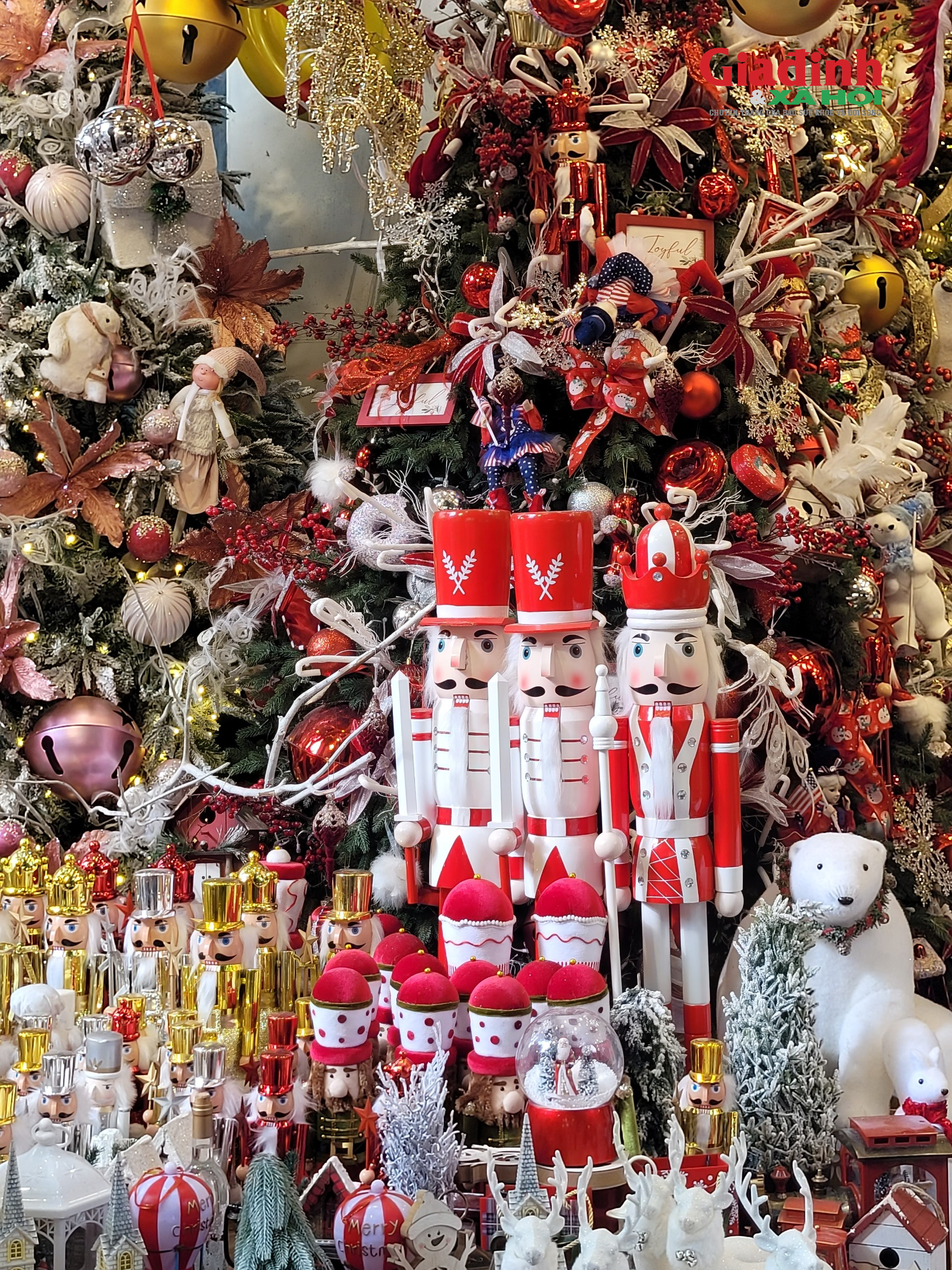Thị trường Giáng sinh 2023: Nhiều đồ trang trí bắt mắt, cây thông Noel có giá bán gần 3 triệu đồng - Ảnh 8.