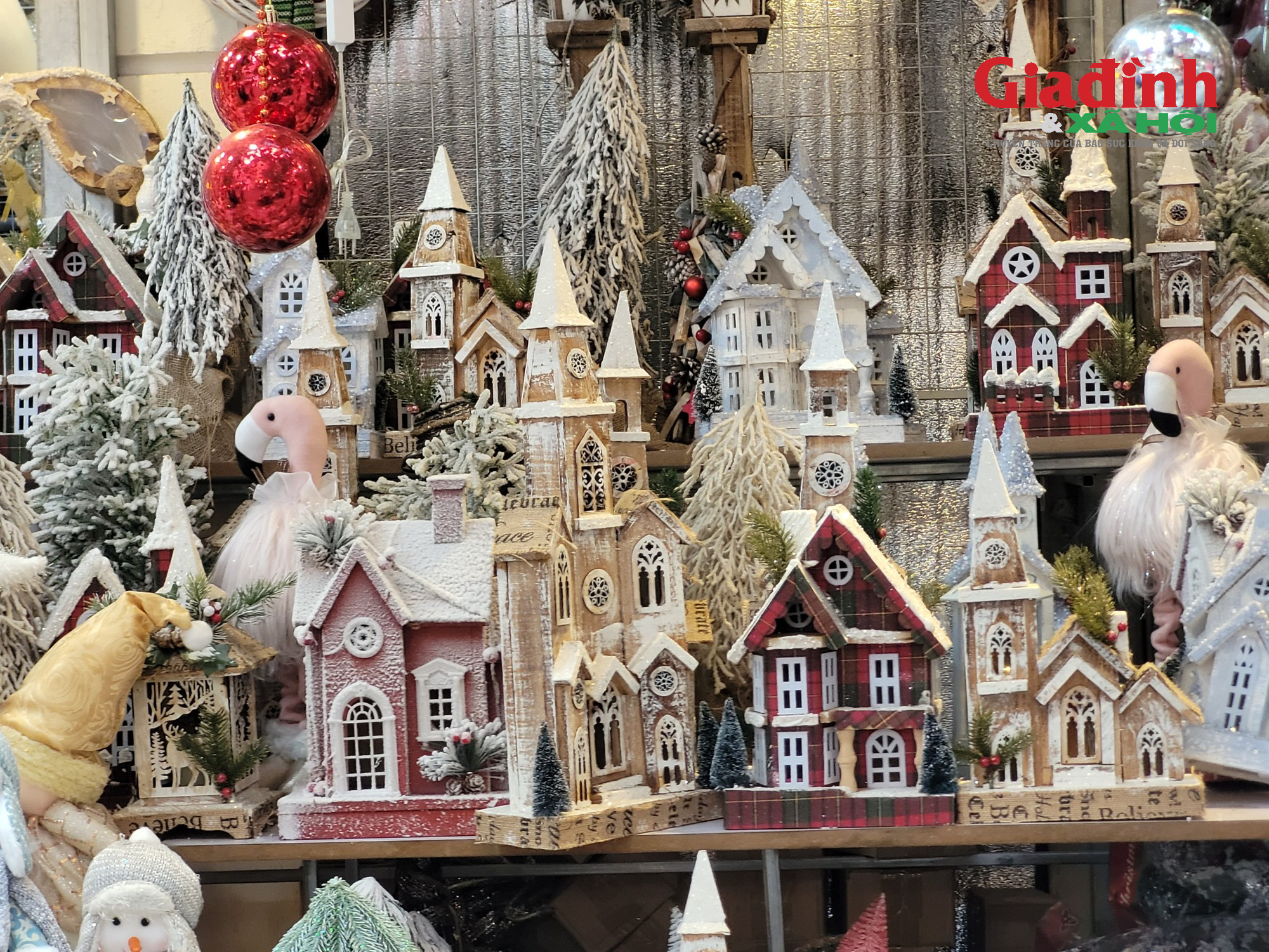 Thị trường Giáng sinh 2023: Nhiều đồ trang trí bắt mắt, cây thông Noel có giá bán gần 3 triệu đồng - Ảnh 9.
