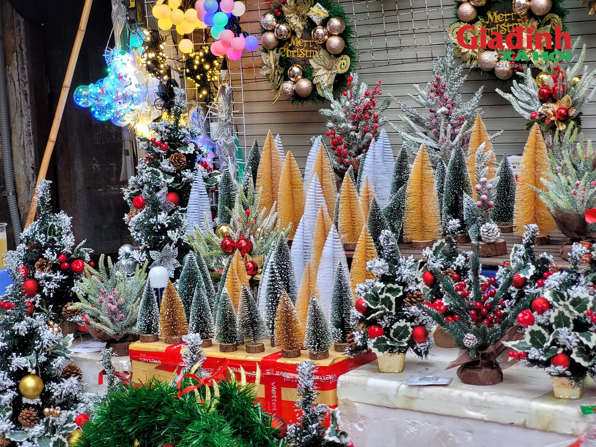 Thị trường Giáng sinh 2023: Nhiều đồ trang trí bắt mắt, cây thông Noel có giá bán gần 3 triệu đồng - Ảnh 10.