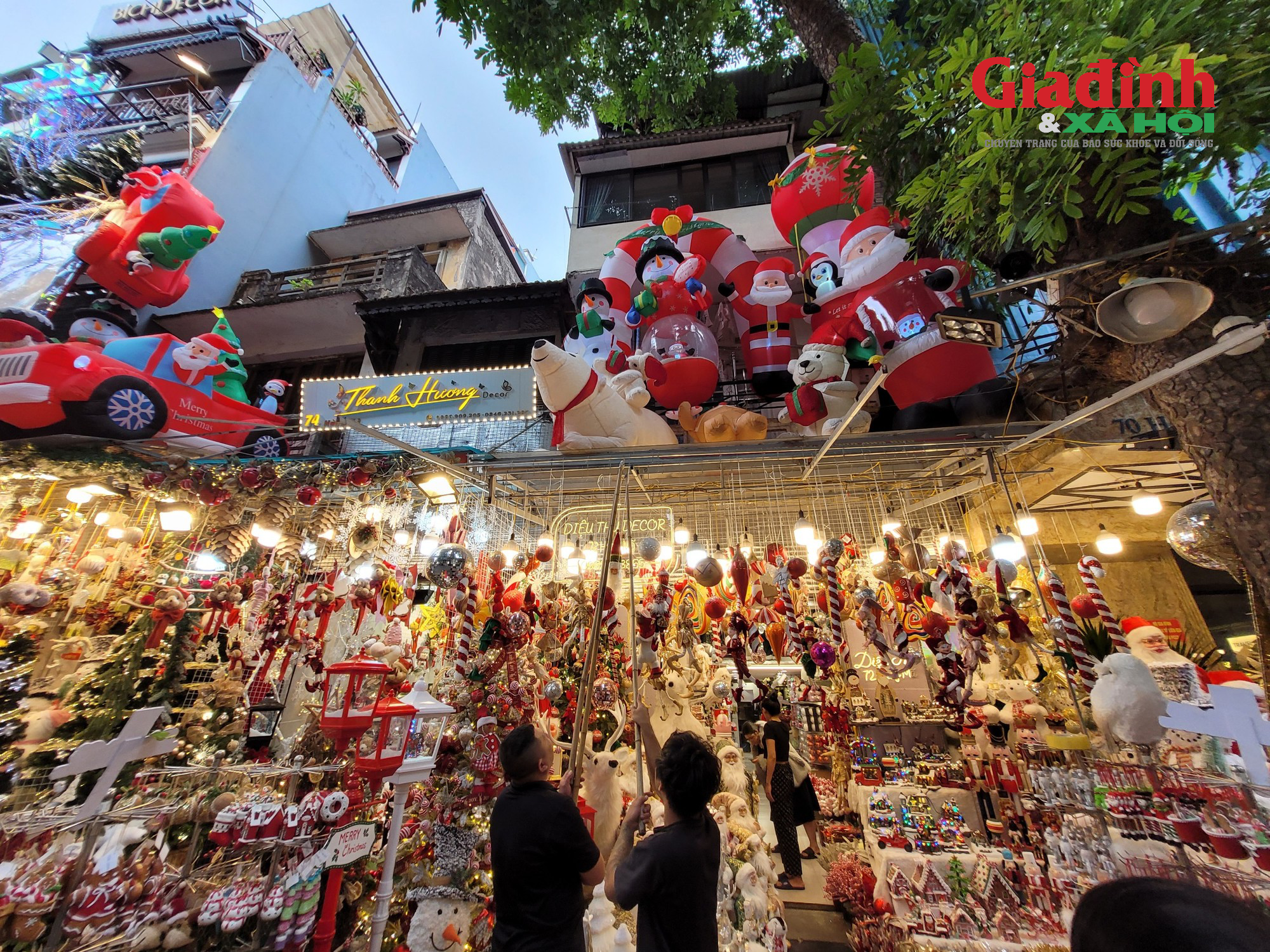 Thị trường Giáng sinh 2023: Nhiều đồ trang trí bắt mắt, cây thông Noel có giá bán gần 3 triệu đồng - Ảnh 4.
