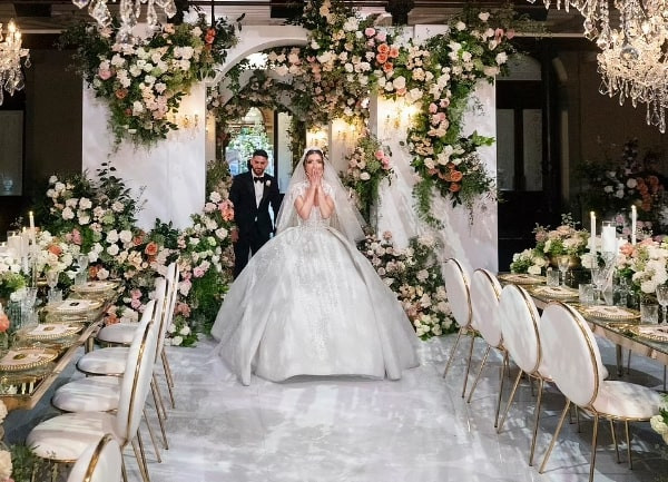 Đám cưới đẹp như mơ với 15.000 bông hồng, chiếc bánh cao 1,8m gần 300 triệu đồng - Ảnh 2.