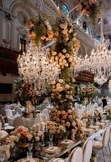 Đám cưới đẹp như mơ với 15.000 bông hồng, chiếc bánh cao 1,8m gần 300 triệu đồng - Ảnh 5.