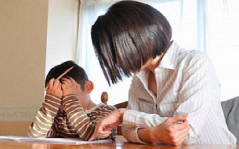Những bà mẹ cảm thấy bị "tra tấn" đến "phát điên" khi dạy con học bài