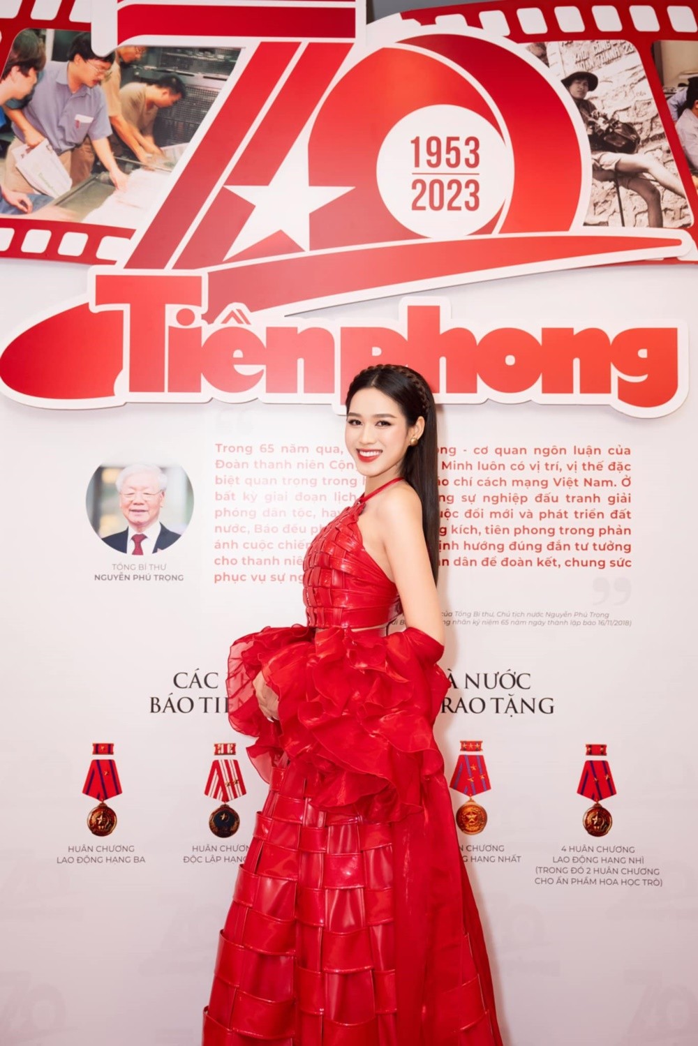 Tham dự loạt sự kiện cuối năm, Hoa hậu Đỗ Thị Hà đẹp hút mắt khi chọn gam màu đỏ - Ảnh 6.