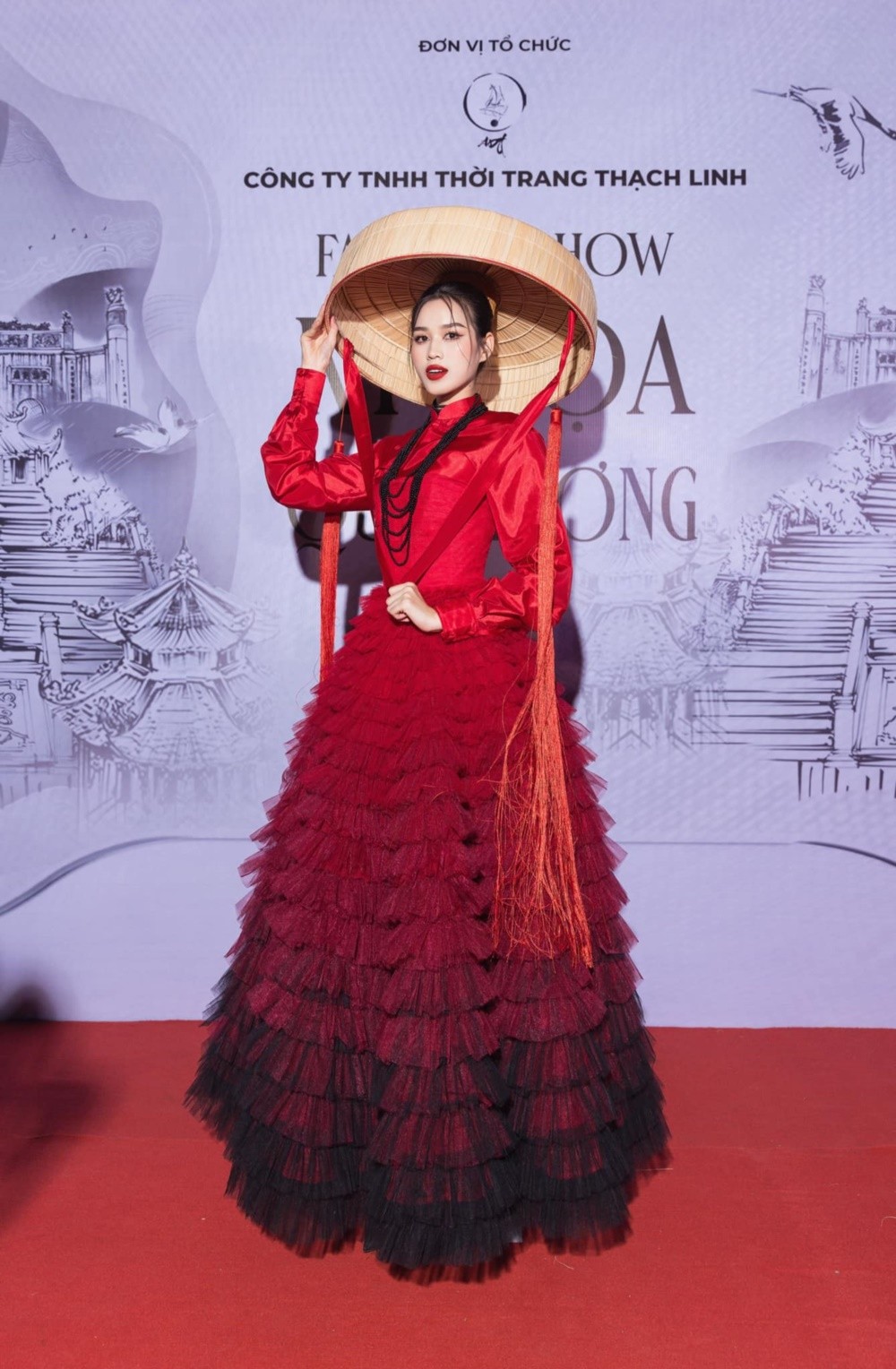 Tham dự loạt sự kiện cuối năm, Hoa hậu Đỗ Thị Hà đẹp hút mắt khi chọn gam màu đỏ - Ảnh 1.