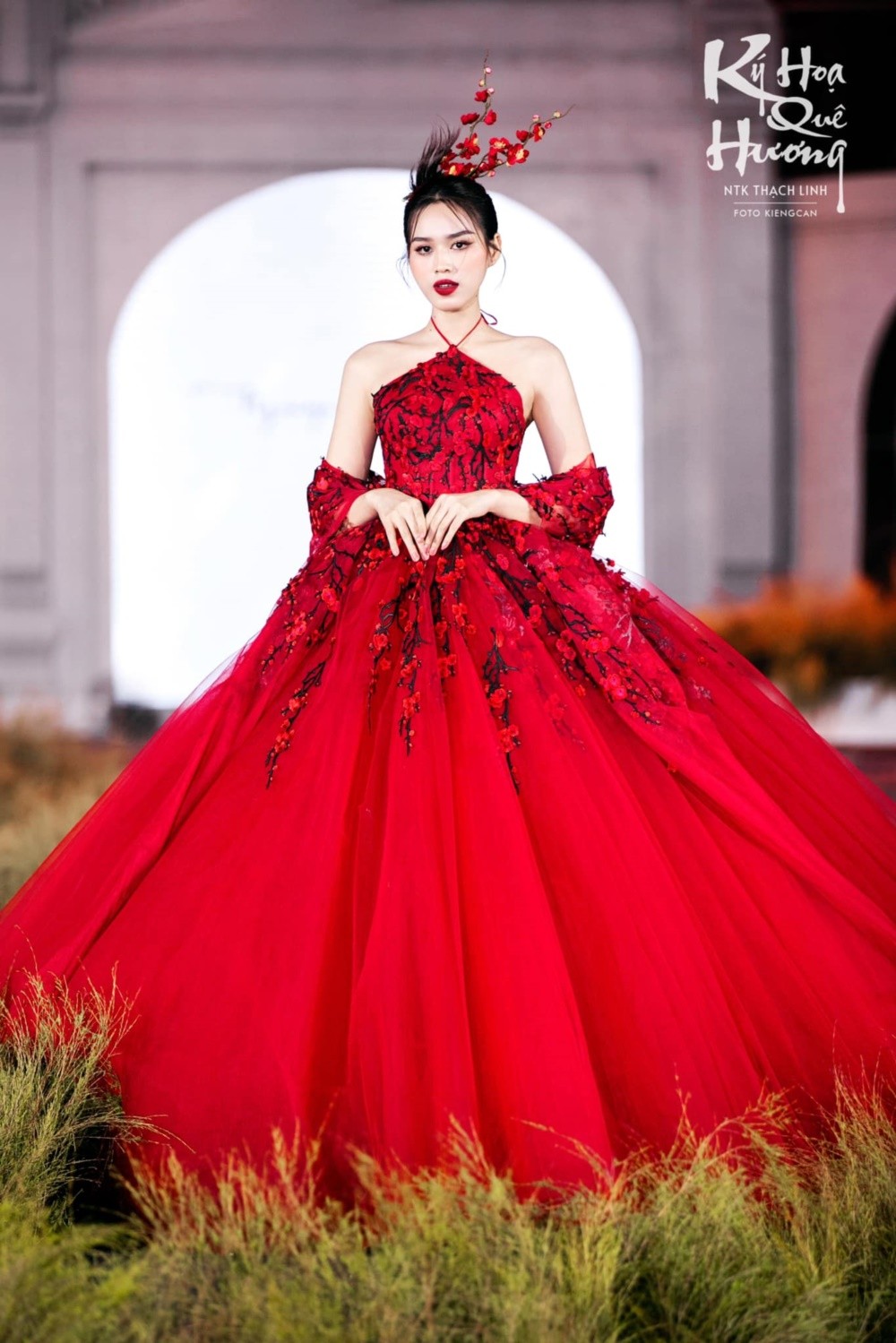 Tham dự loạt sự kiện cuối năm, Hoa hậu Đỗ Thị Hà đẹp hút mắt khi chọn gam màu đỏ - Ảnh 3.