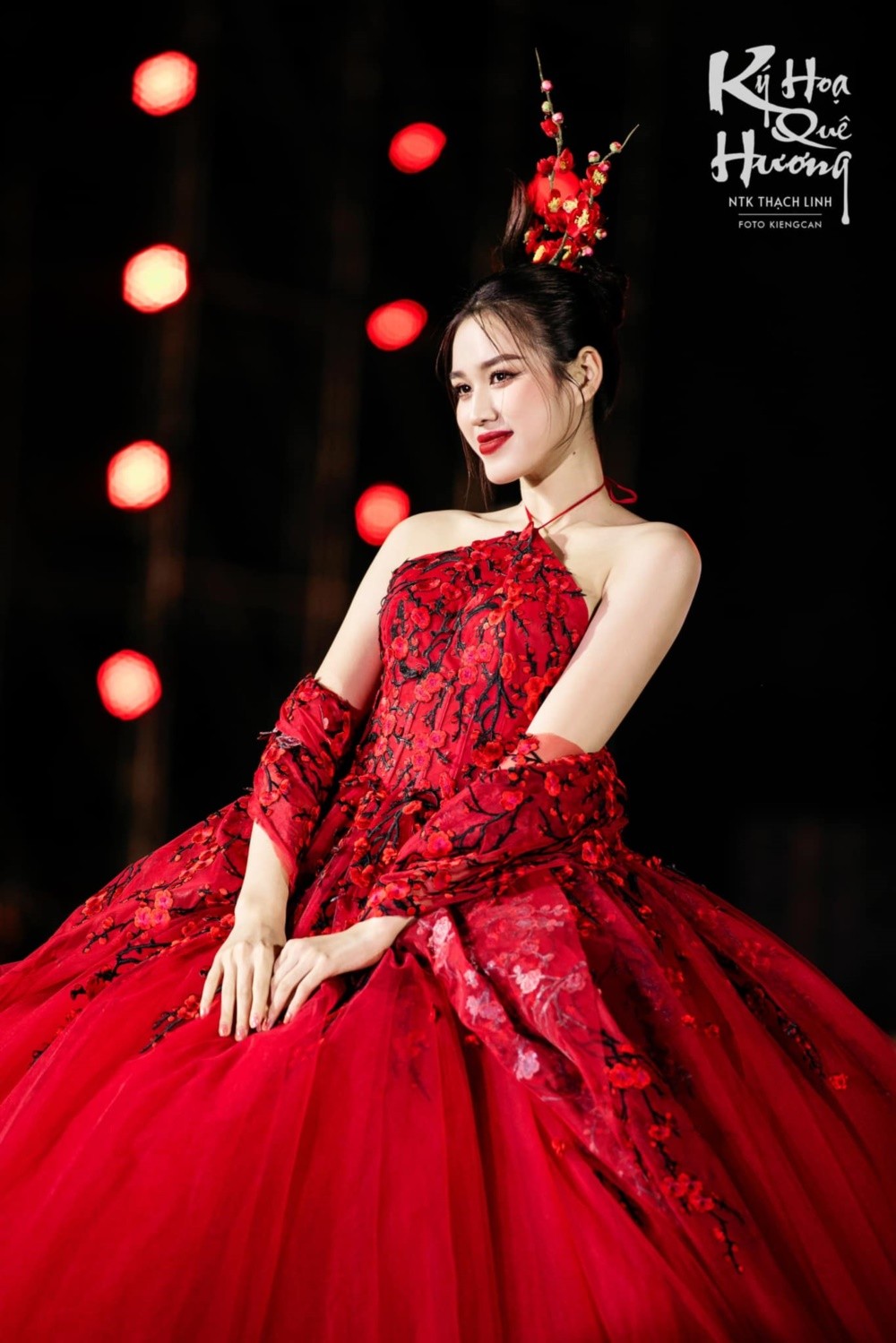 Tham dự loạt sự kiện cuối năm, Hoa hậu Đỗ Thị Hà đẹp hút mắt khi chọn gam màu đỏ - Ảnh 4.