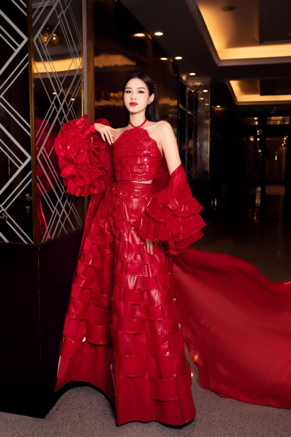 Tham dự loạt sự kiện cuối năm, Hoa hậu Đỗ Thị Hà đẹp hút mắt khi chọn gam màu đỏ - Ảnh 7.