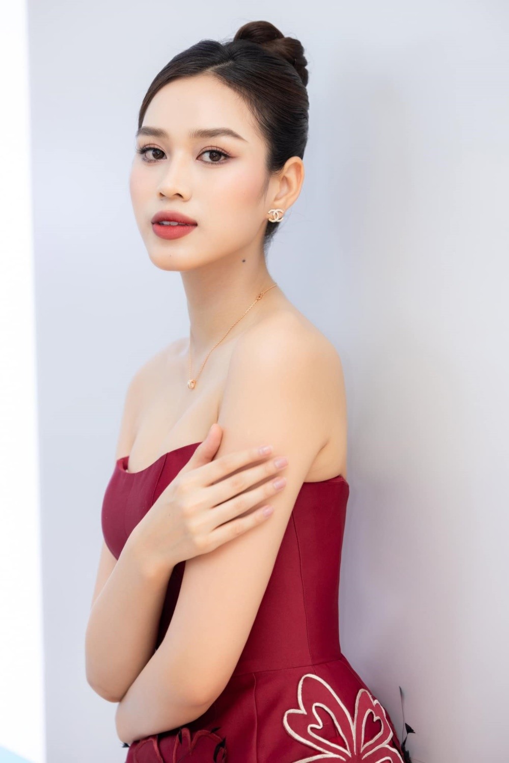 Tham dự loạt sự kiện cuối năm, Hoa hậu Đỗ Thị Hà đẹp hút mắt khi chọn gam màu đỏ - Ảnh 10.