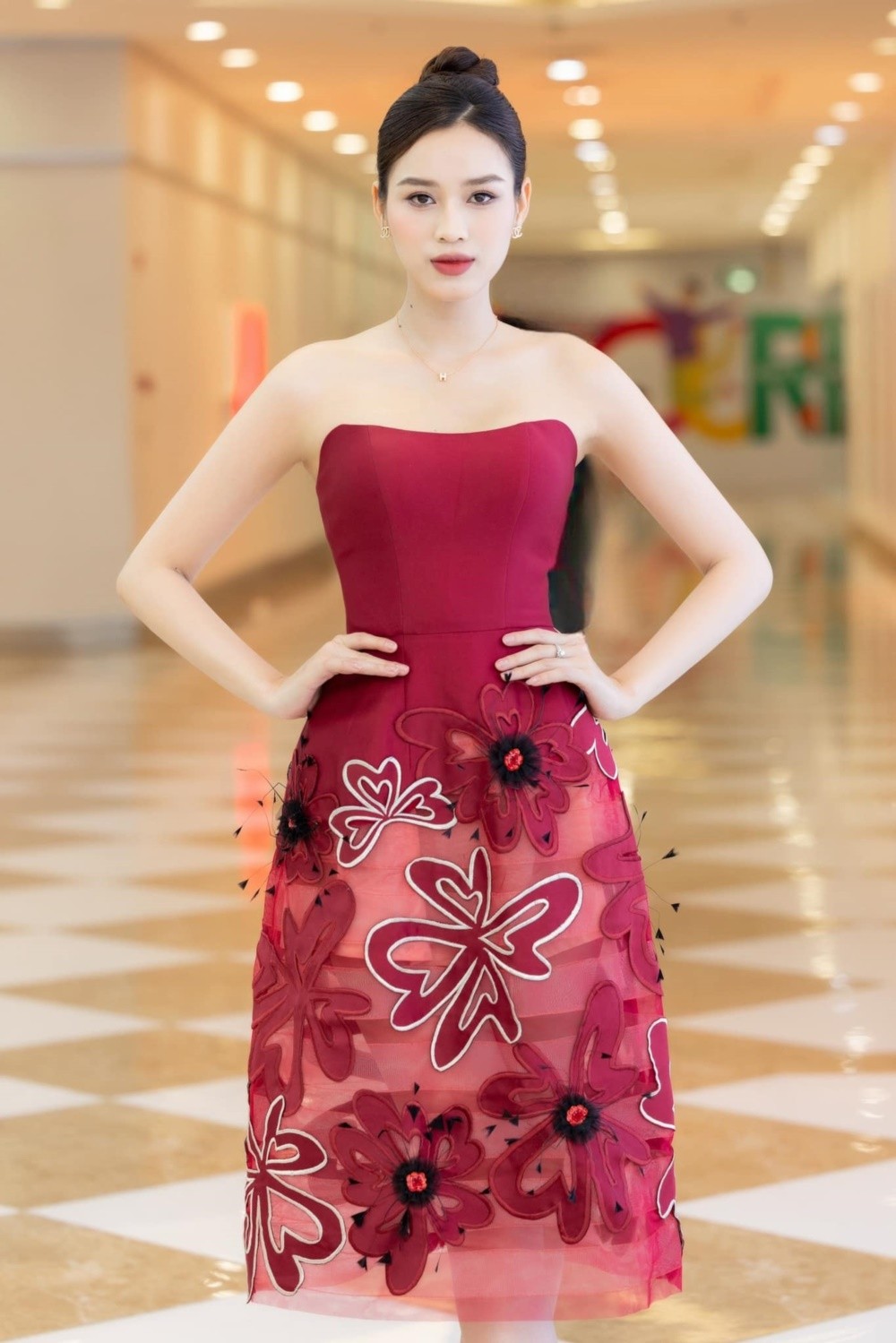 Tham dự loạt sự kiện cuối năm, Hoa hậu Đỗ Thị Hà đẹp hút mắt khi chọn gam màu đỏ - Ảnh 11.