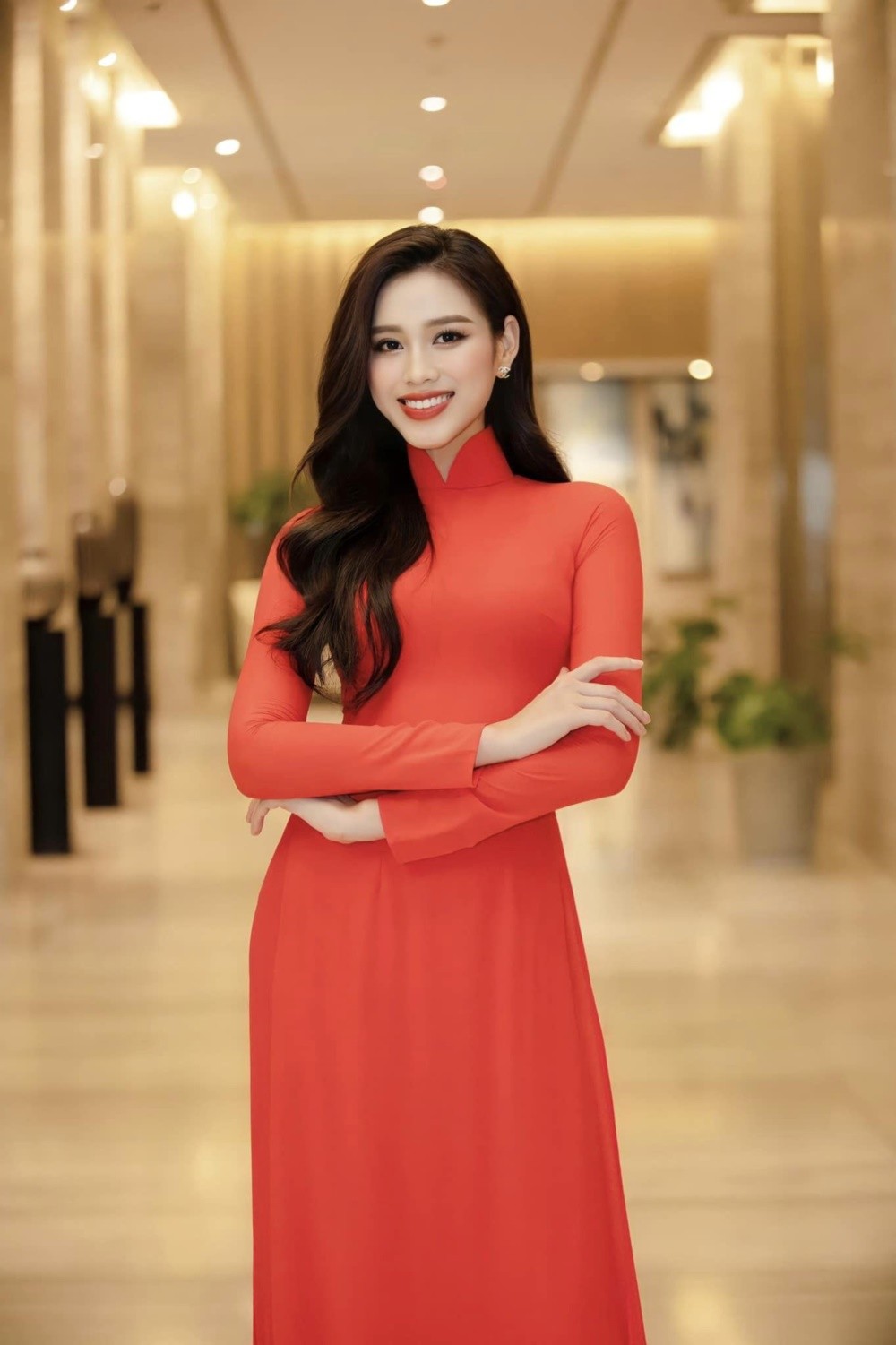Tham dự loạt sự kiện cuối năm, Hoa hậu Đỗ Thị Hà đẹp hút mắt khi chọn gam màu đỏ - Ảnh 12.