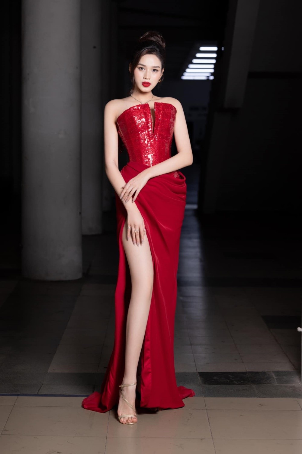 Tham dự loạt sự kiện cuối năm, Hoa hậu Đỗ Thị Hà đẹp hút mắt khi chọn gam màu đỏ - Ảnh 9.