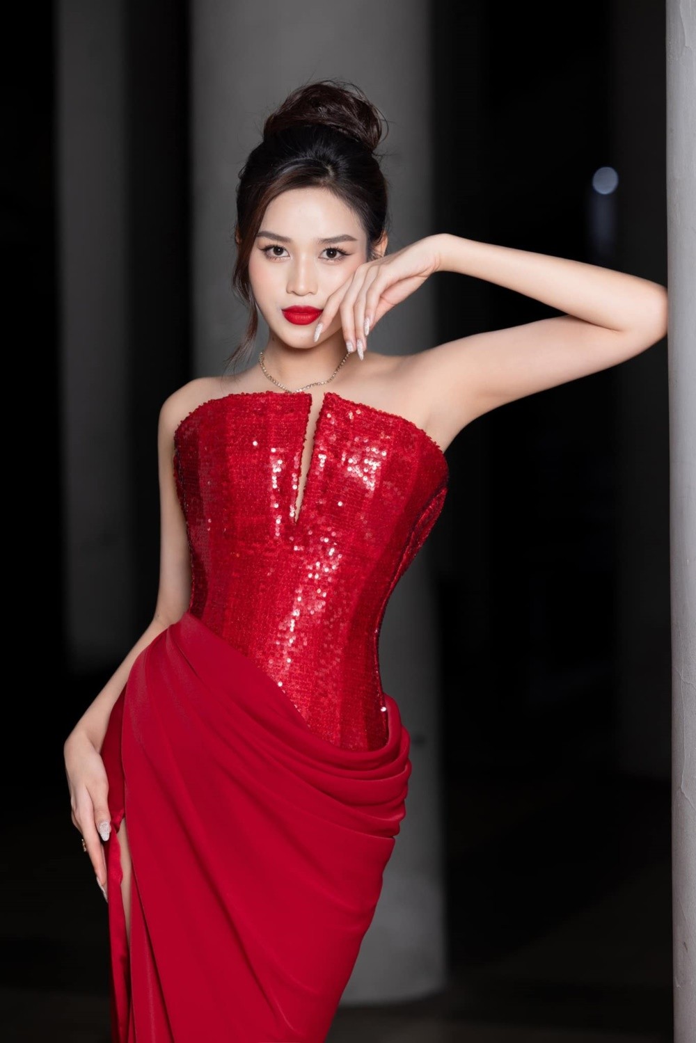 Tham dự loạt sự kiện cuối năm, Hoa hậu Đỗ Thị Hà đẹp hút mắt khi chọn gam màu đỏ - Ảnh 8.