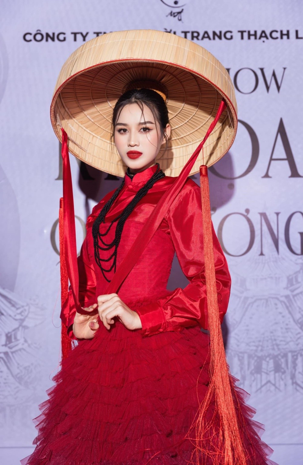 Tham dự loạt sự kiện cuối năm, Hoa hậu Đỗ Thị Hà đẹp hút mắt khi chọn gam màu đỏ - Ảnh 2.