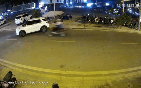 Video: Thót tim, xe đạp điện va chạm với ô tô con khi quay đầu, tài xế có nồng độ cồn
