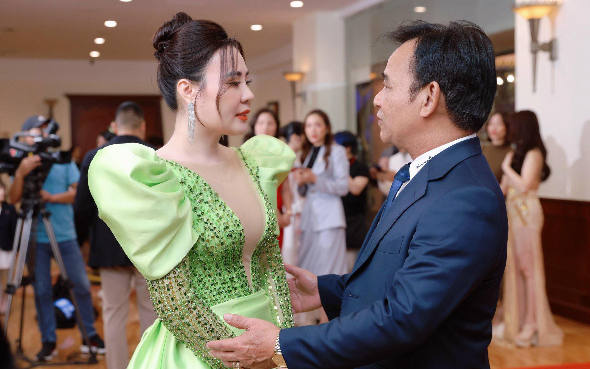 Quang Tèo cùng "cô vợ màn ảnh" Phan Kim Oanh ngồi "ghế nóng" Mrs Earth Vietnam 2024