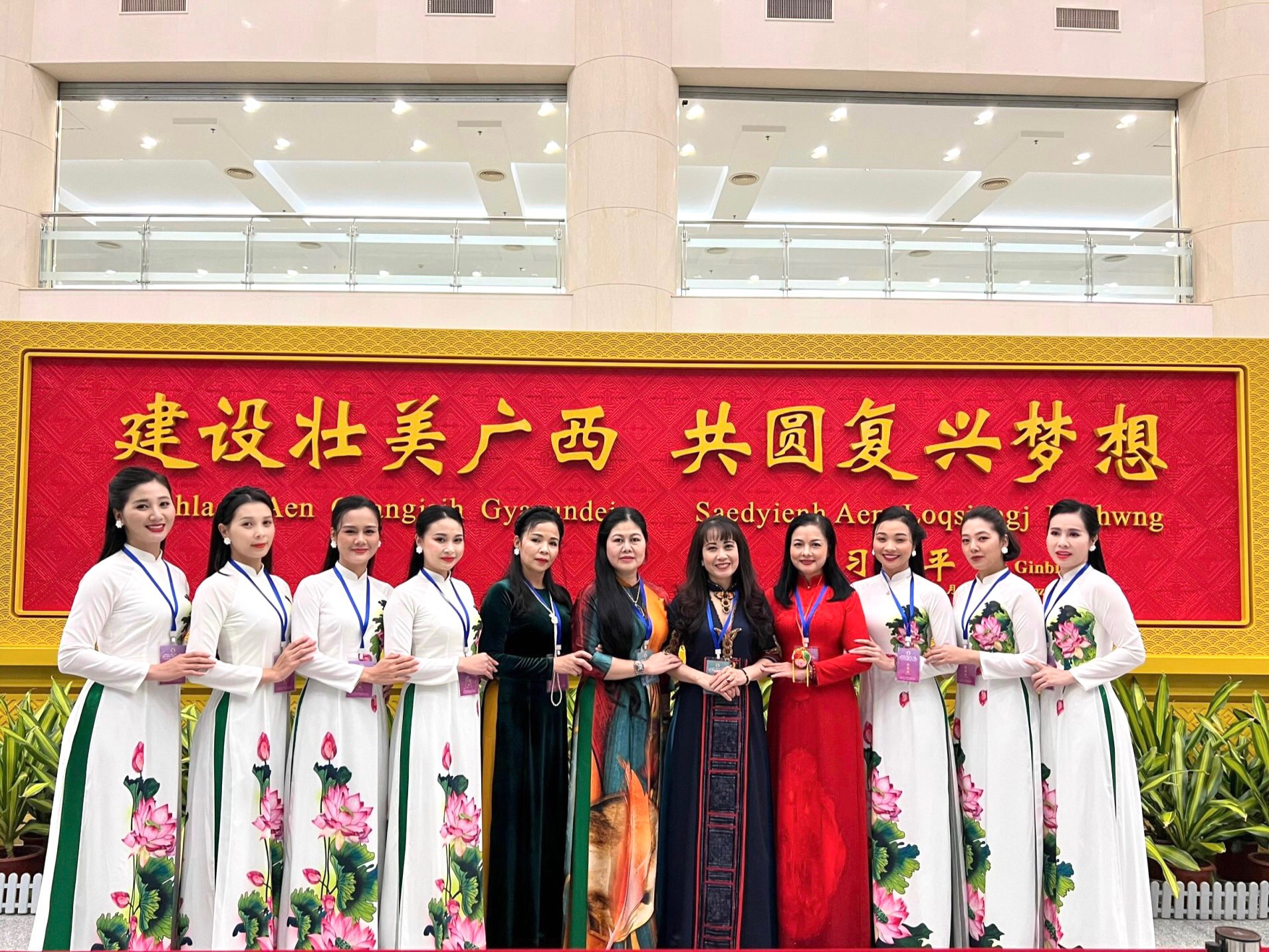 NSND Thu Quế diện áo dài của NTK Bích Liên dự liên hoan sân khấu Trung Quốc - ASEAN - Ảnh 1.