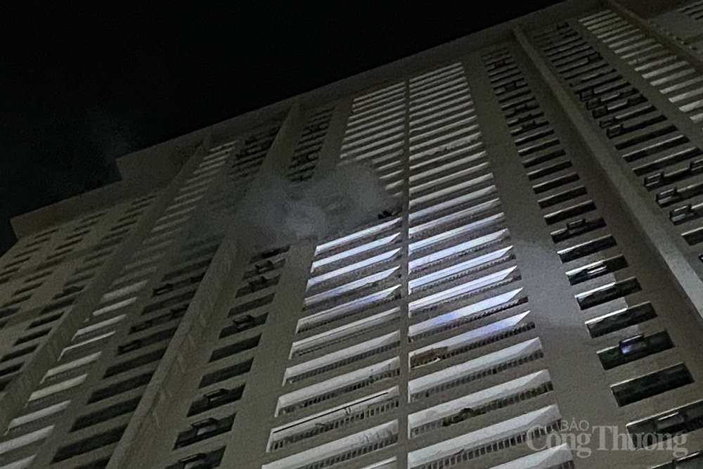 Khói bốc nghi ngút từ căn hộ tầng 25 toà chung cư ở Nha Trang - Ảnh 6.