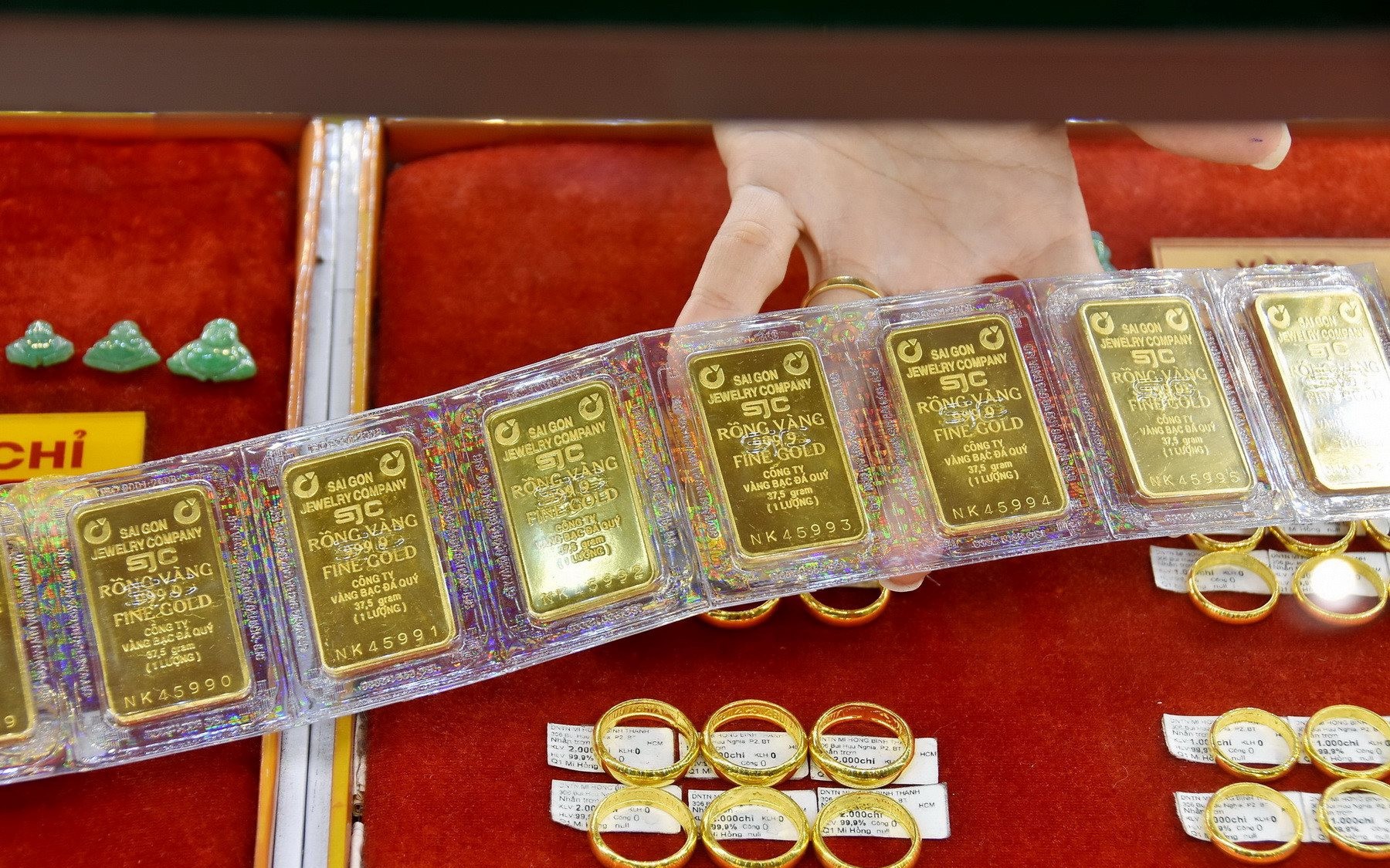 Giá vàng hôm nay 17/12: Vàng SJC ở ngưỡng cao 74 triệu đồng/lượng, giới đầu cơ có lãi?