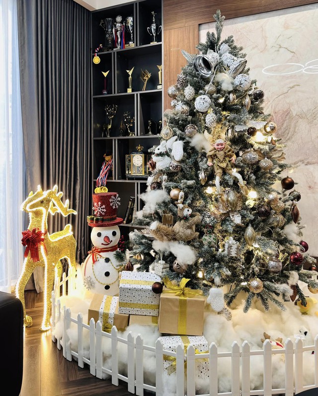 Nghỉ việc ở Nhà hát đi bán xe, Hồng Đăng vẫn hạnh phúc tự tay decor 'góc sống ảo' trong nhà đón Noel