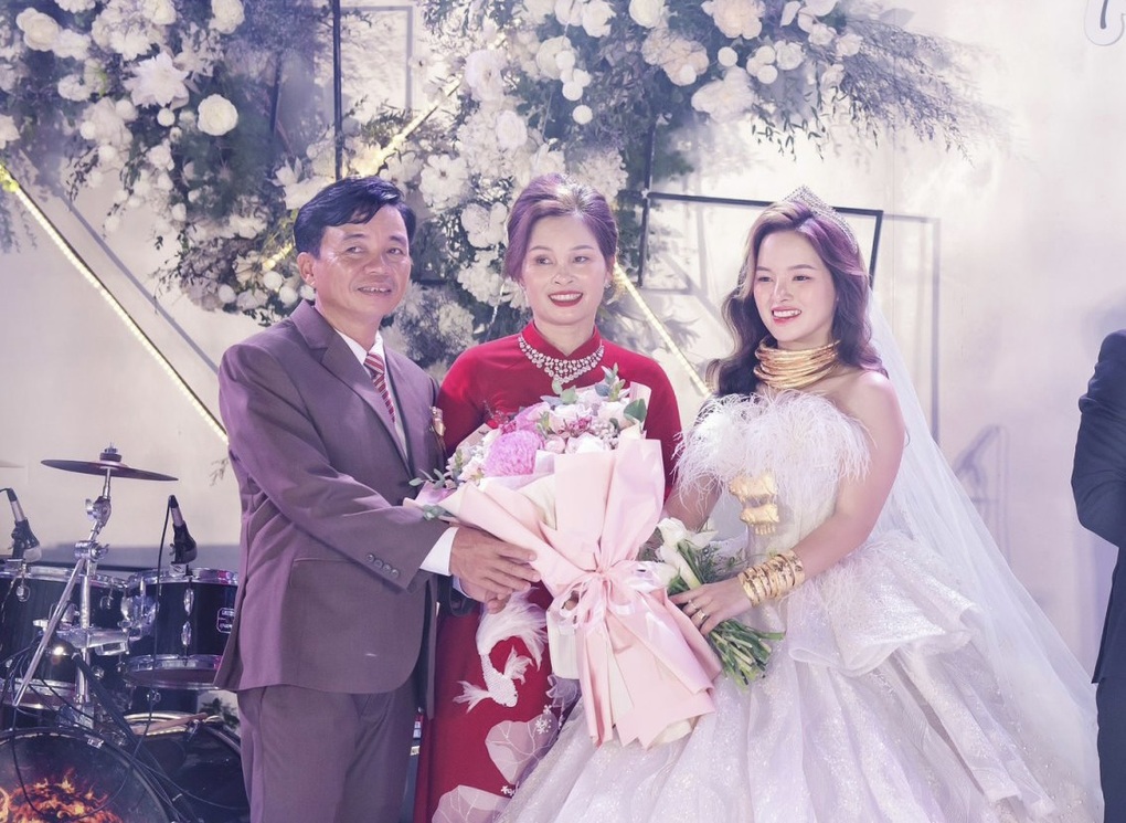 Cô dâu xinh đẹp ở Bình Phước đeo hồi môn khủng cùng mẹ nhảy cực sung - Ảnh 2.
