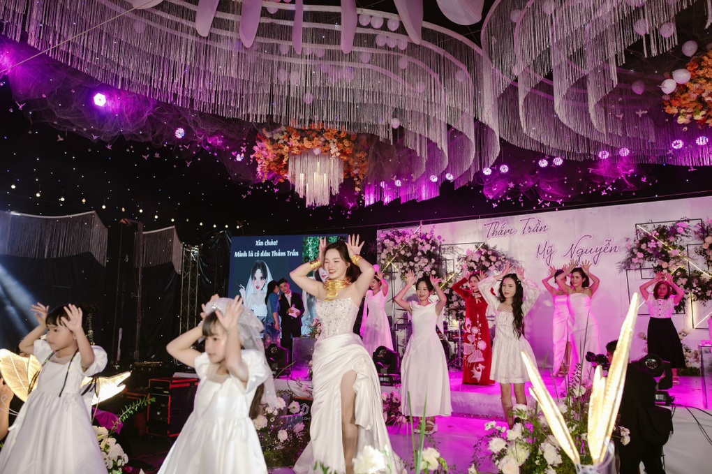 Cô dâu xinh đẹp ở Bình Phước đeo hồi môn khủng cùng mẹ nhảy cực sung - Ảnh 1.