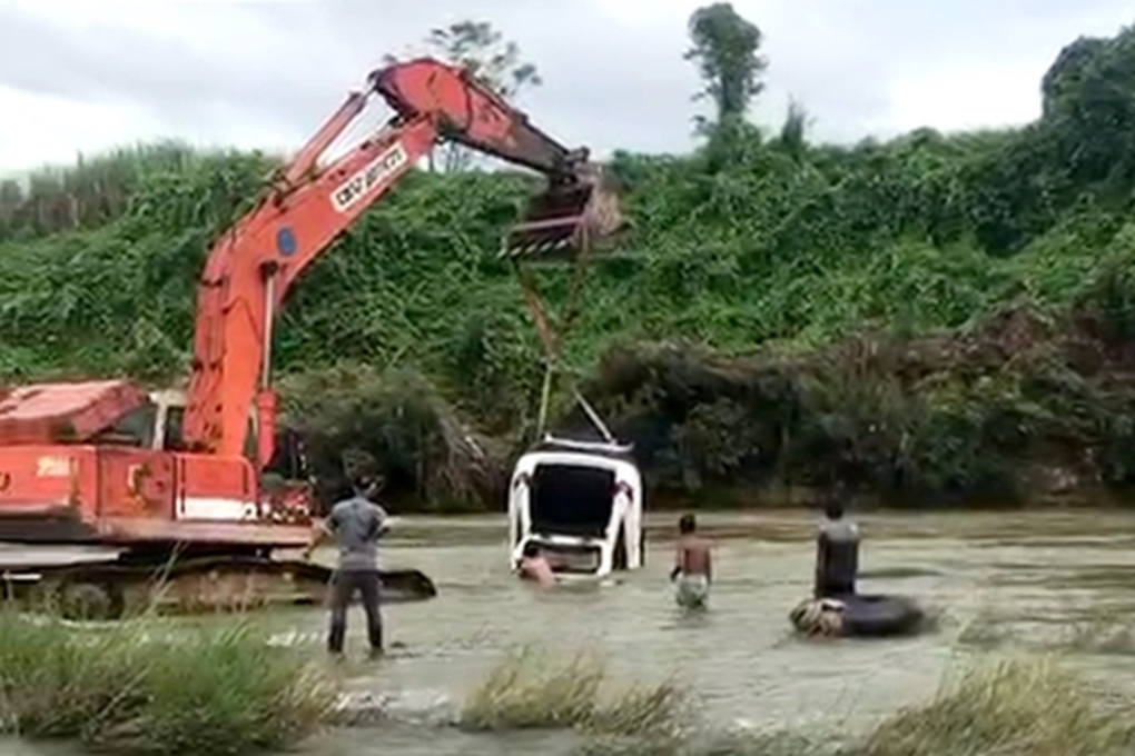 Trục vớt được chiếc xe Mercedes bị lũ cuốn ở Khánh Hòa - Ảnh 1. Trục vớt được chiếc xe Mercedes bị lũ cuốn ở Khánh Hòa - Ảnh 1.