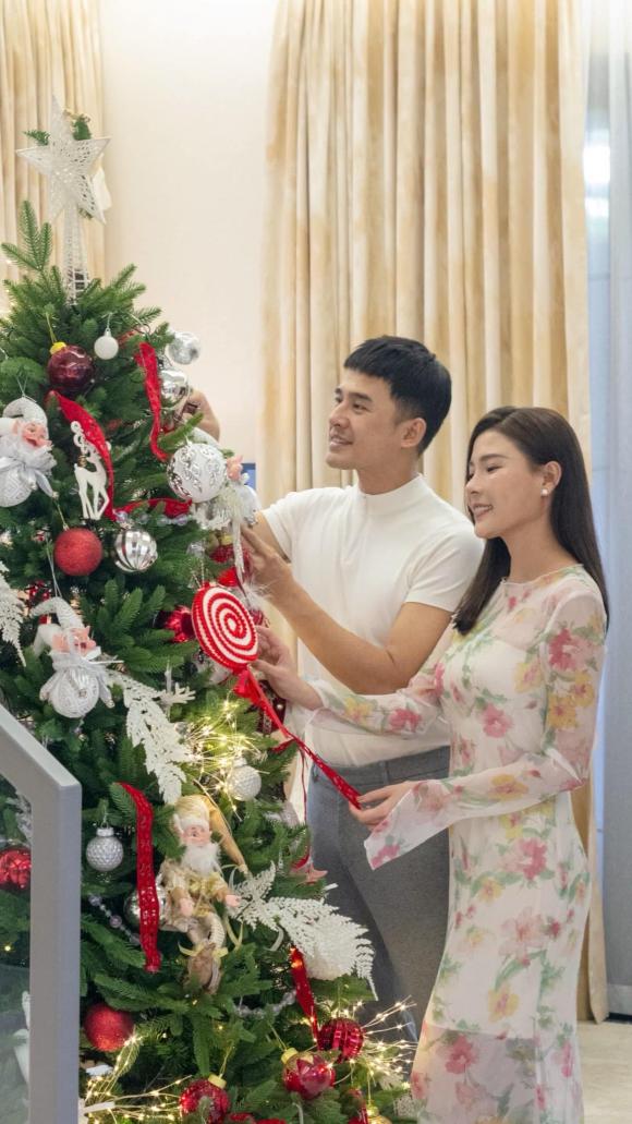 Noel ấm áp trong căn biệt thự mới của vợ chồng Thúy Diễm - Lương Thế Thành